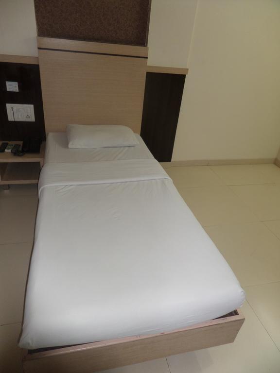 Hotel Risshi Residency Navi Mumbai Room photo