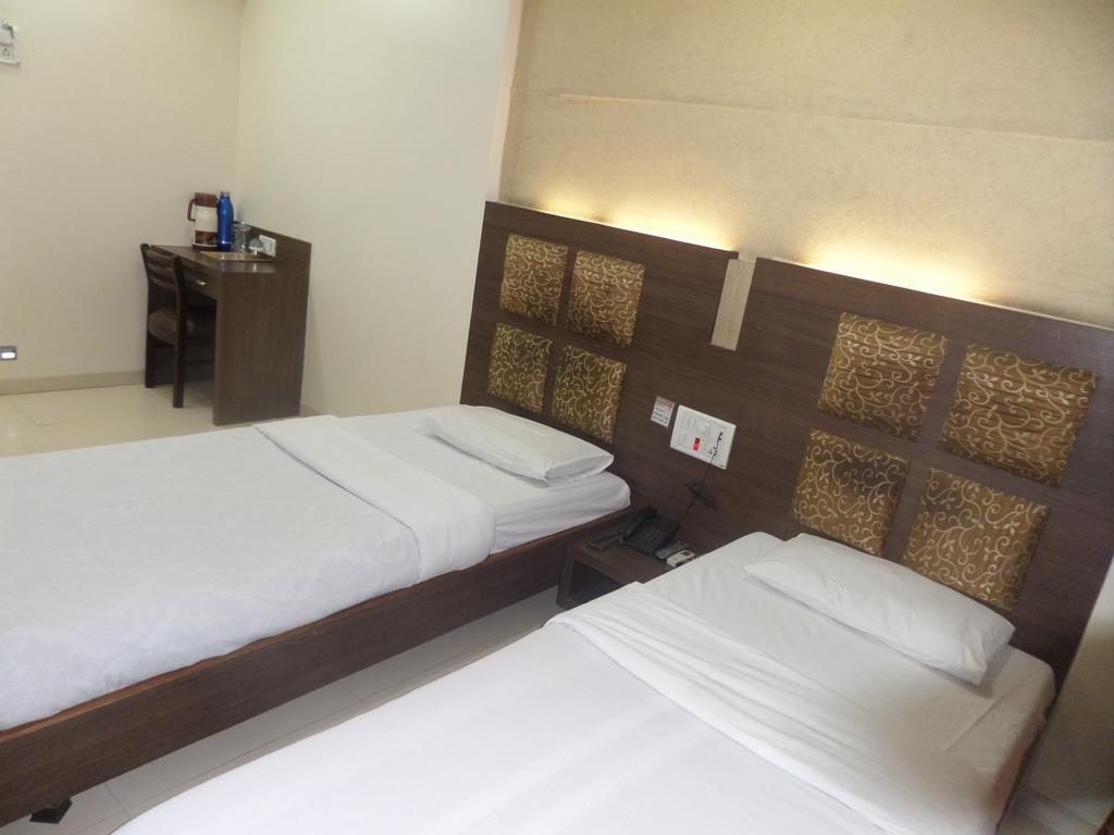 Hotel Risshi Residency Navi Mumbai Room photo