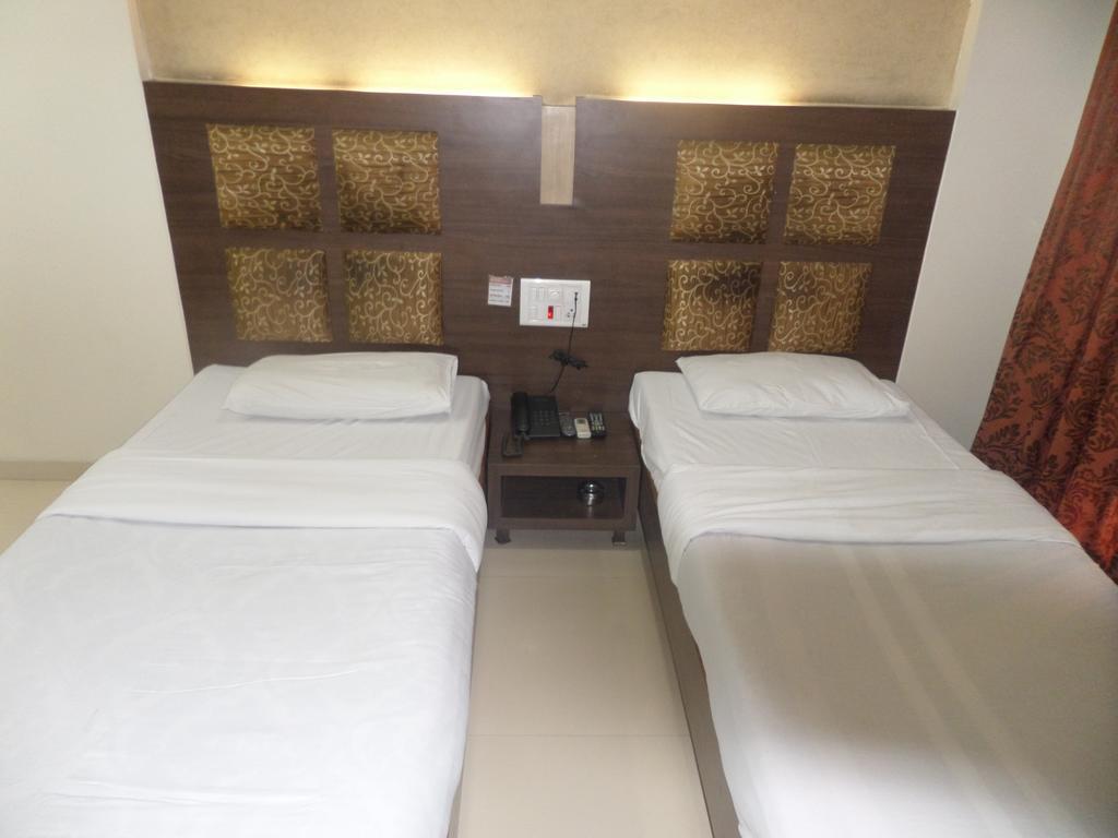 Hotel Risshi Residency Navi Mumbai Room photo